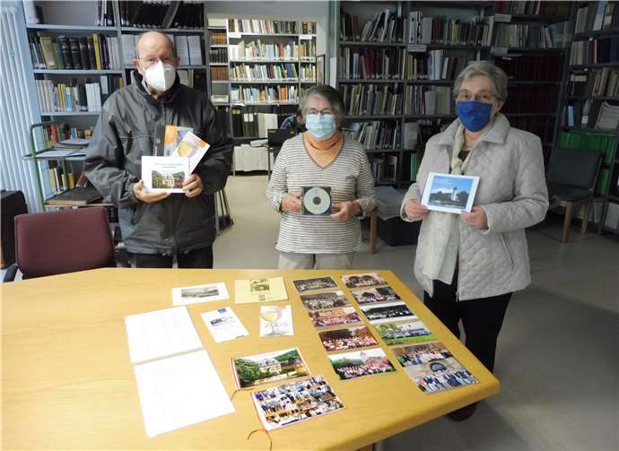 Adolf Labonte, Anni Hohl und Gertrud Hewel-Dohm (v.l.n.r.) bei der Übergabe der Medien.