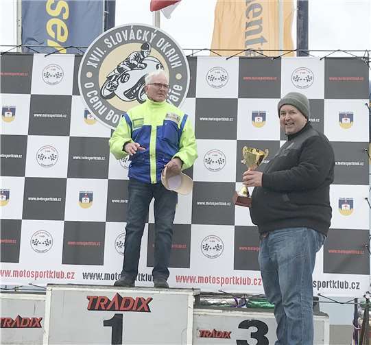 Adolf Ohligschläger wird geehrt.