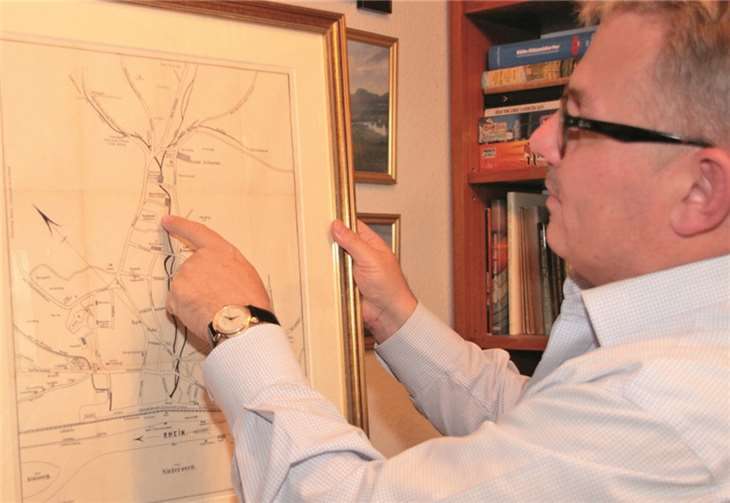 Adolf T. Schneider zeigt eine alte Karte von Vallendar.