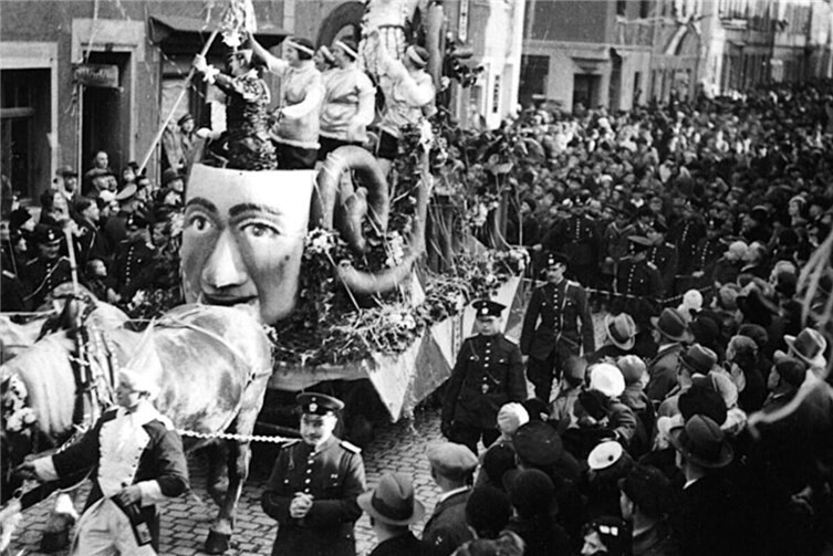 Adolfstraße an Rosenmontag 1936