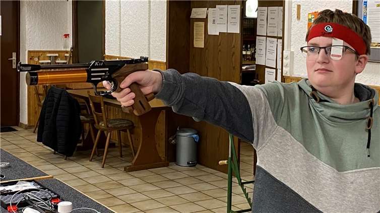 Adrian Grüneklee Bezirksvizemeister in der Disziplin Luftpistole Schülerklasse.