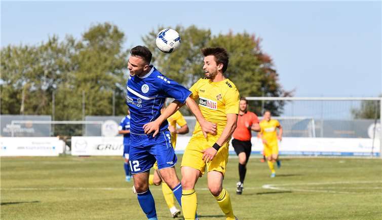 Adrian Knop, hier im Zweikampf mit dem Karbacher Neuzugang Jannik Mohr, sorgte für den Ausgleichstreffer der TuS. Foto: TH
