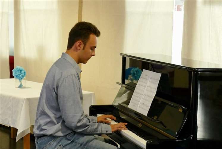 Adrian Knopp am Klavier.