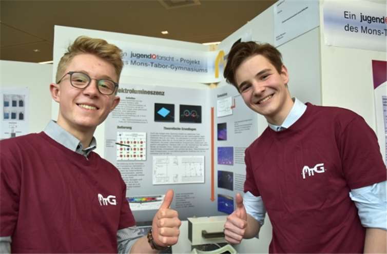 Adrian Martens und Till Brenner vom Mons-Tabor-Gymnasium gewannen den zweiten Platz mit dem Projekt „Elektrolumineszenz-Leuchtfarbe“, JuFo Chemie.