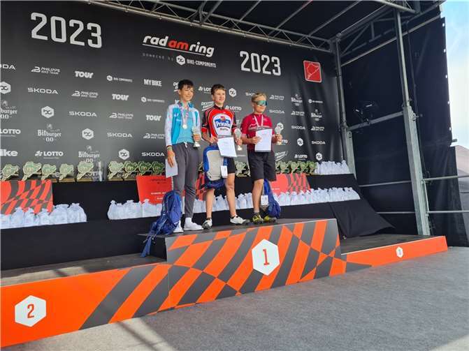 Adrian (Mitte) wurde gemeinsam mit Moritz Böhringer auf den ersten Platz gesetzt. Fotos: privat