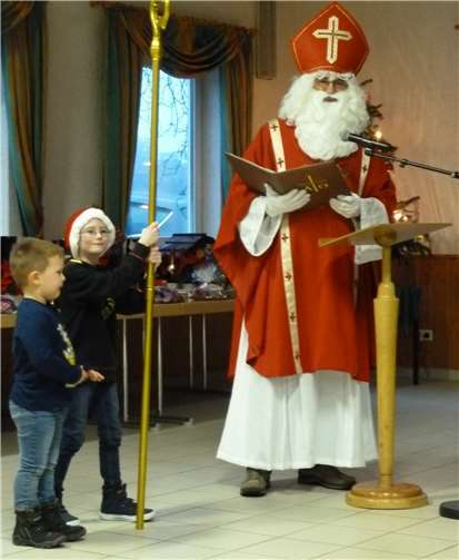 Adrian Reinhardt hielt den Bischofsstab und trug ein Gedicht vor.