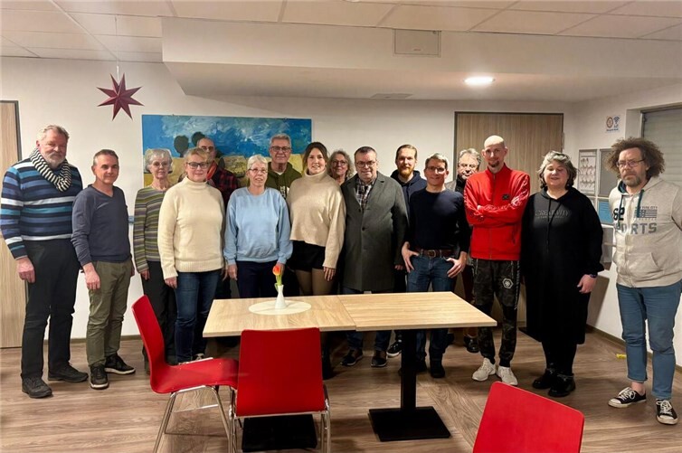 Adriana Kauth, Landtagskandidatin Wahlkreis 8 (mitte l.), Toni Bündgen (m.) und Kai Nachtsheim, Einrichtungsleiter (mitte r.). Foto: Felix Gras