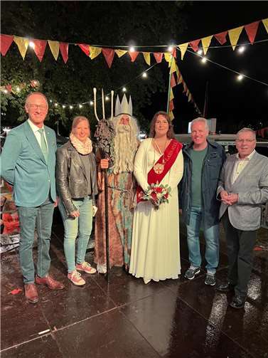 Adriana Kauth ist die neue Rhein-Lahn-Nixe. Die 1. Vorsitzende des NCV Anna Sauer (2.v.l.) sowie der 2. Vorsitzende Michael Güls (2.v.r.) gratulierten zusammen mit Günter Groß (li.) und Bürgermeister Adalbert Dornbusch (re.).