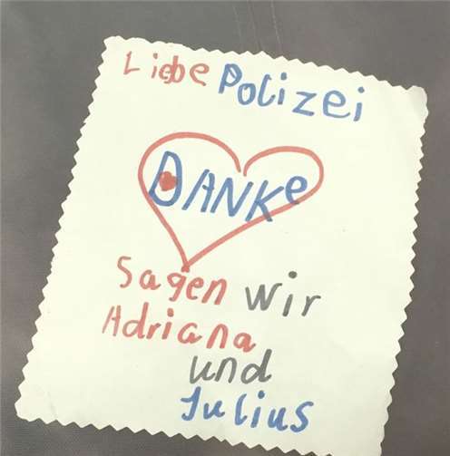 Adriana und Julius bedankten sich bei der Polizei Koblenz mit einem selbstgemalten Bild. Polizei Koblenz