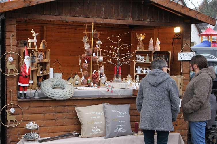 Erster Weihnachtsmarkt in Gönnersdorf zum Jubiläum Adventliche und weihnachtliche Accessoires konnten die Besucher auf dem Gönnersdorfer Weihnachtsmarkt erwerben.