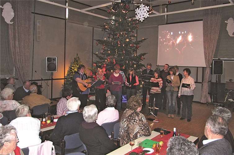 Adventliche und weihnachtliche Lieder zum Mitsingen standen auf dem Programm. privat