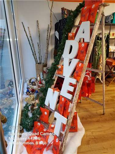 Adventsfenster im Weltladen. Foto: Jutta Vermassen