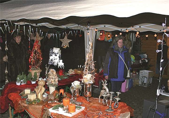 Adventskränze, Weihnachtsgestecke und weihnachtliche Accessoires konnten die Besucher an diesem Stand erwerben.