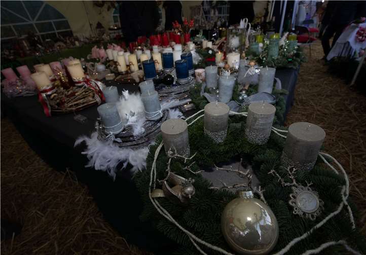 Adventskränze und Weihnachtsschmuck lockten die Besucher an die Stände.