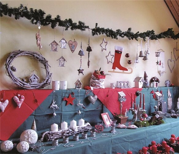 Adventskränze- und gestecke, weihnachtlicher Raum- und Tischschmuck, verschiedene Außendekorationen und vieles mehr erwartet die Besucher des Adventsbasars im Pfarrheim Kripp. Privat