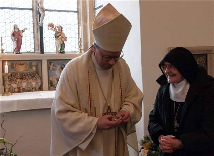 Äbtissin Mutter Dorothea übergibt Bischof Dr. Stephan Ackermann die Reliquie der Heiligen Hildegard von Bingen.