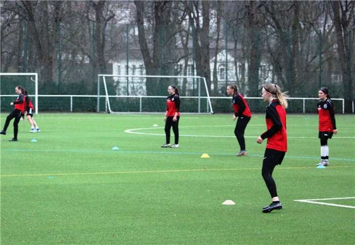 Ähnlich groß wie die vorgeschriebenen Abstände, war bei den U 15-Mädels auch die Freude über den Trainingsstart nach über vier Monaten. Foto: privat