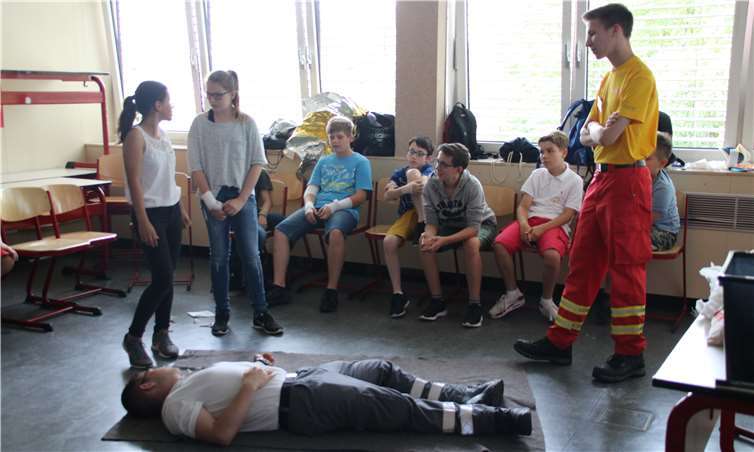 Ältere Schüler gaben beispielsweise ihre Kenntnisse in Erste Hilfe Kursen weiter.