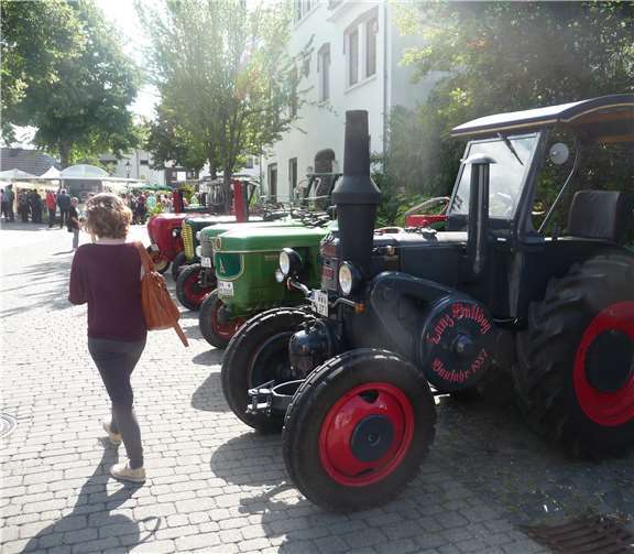 Ältestes Schmuckstück der historischen Fahrzeuge war ein Traktor der Marke „Lanz“ aus dem Jahr 1937.