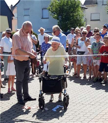 Änni Hoffmann, die älteste Bürgerin von Brey, setzte freudestrahlend die Schere an. Foto: Ortsgemeinde Brey