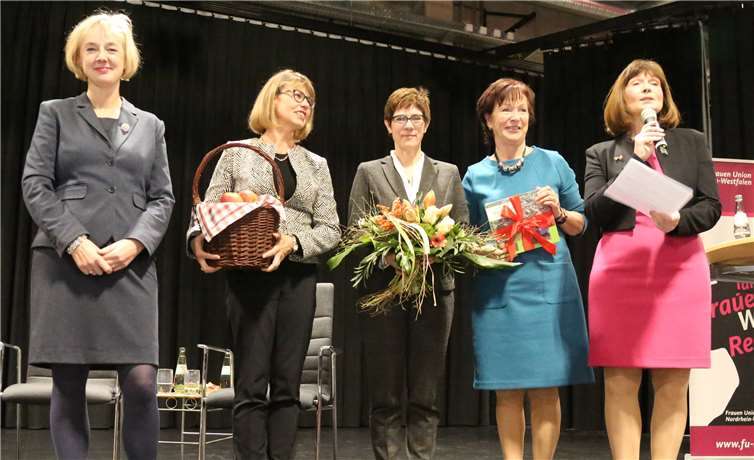 Äpfel, Blumen und einen Bildband gab es für die neue CDU-Chefin von den Meckenheimer CDU-Frauen. -StF-