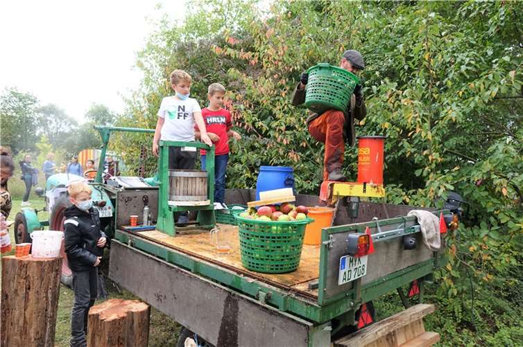 Kinder, Eltern und Lehrer-innen hatten ihre helle Freude beim Gartenfest Äpfel pressen mit Wolfgang Fink.