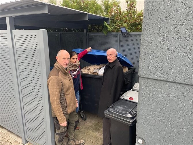 Ärger über die volle Papiertonne: Die FDP-Kreistagsfraktion (v.l.n.r. Dominik Graf von Spee, Christina Steinhausen und Fraktionsvorsitzender Ulrich van Bebber) fordert vom AWB rechtzeitige Aufklärung über die kostenlose Zweittonne statt teurer Notlösungen. Foto: Archivbild