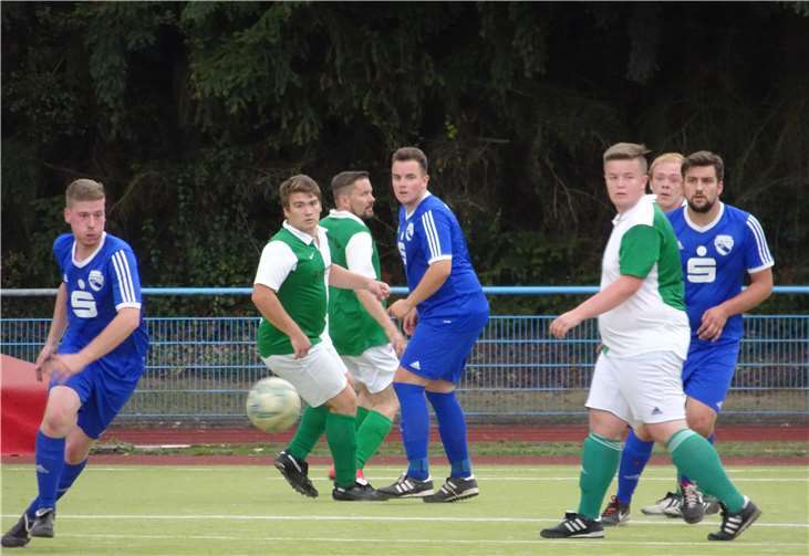 Äußerst gespannt verfolgen Sebastian Bräuer (l.), Marco Krämer (M.) und Mark Weiler (r.) im Spiel der 2. Mannschaft der SG Nettetal gegen die 3. Mannschaft des TuS Kottenheim den Weg des Balls.  privat