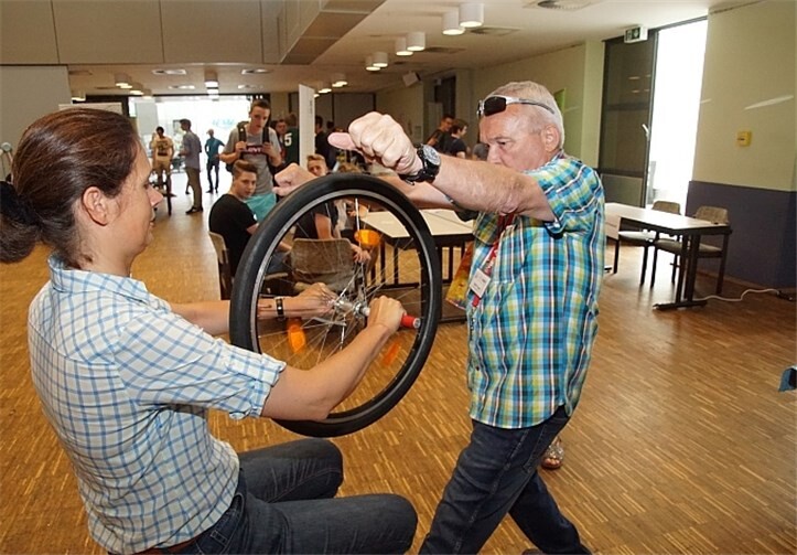 Äußerst handfest und praxisnah ging es bei einigen Vorführungen zu.