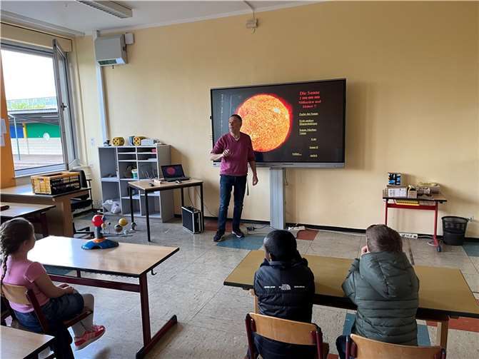 Äußerst lehrreich: Schülerinnen und Schüler aller Klassen lernen Wissenswertes über unser Sonnensystem und die Milchstraße.  Fotos: Viktoria Sesterhenn