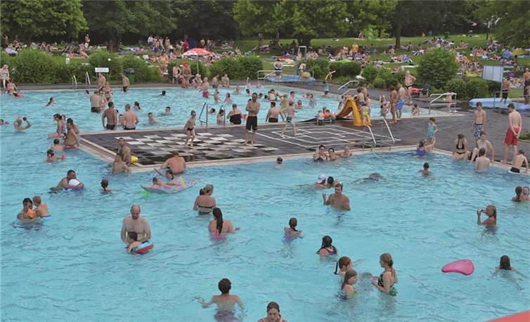 Äußerst zufrieden zeigt sich die Badleitung des Remagener Schwimmbades mit den bisherigen Besucherzahlen. AB