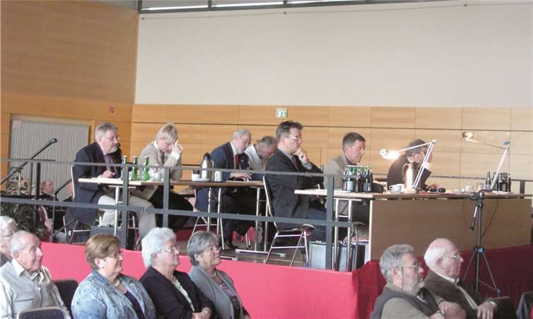 Äußerste Konzentration und gespanntes Zuhören auf der Bühne der Wertungsrichter, denen kein Detail im Chorvortrag entgehen darf. privat