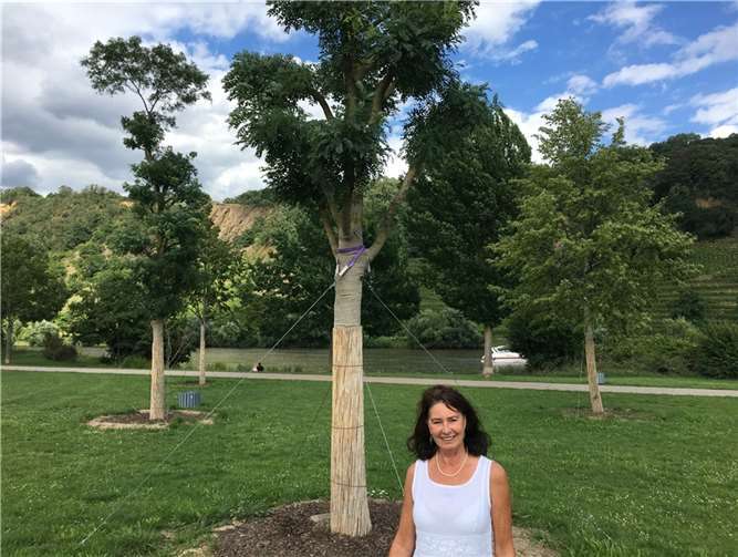 AfD-Stadträtin Katrin Vogel auf der Freizeitwiese am Gülser Moselufer. Im Hintergrund die umgepflanzten Bäume. Foto: Privat