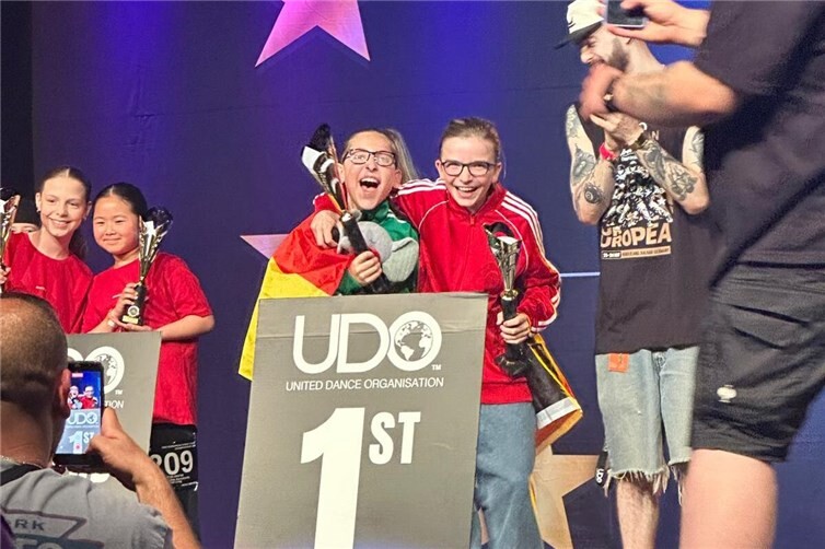 „Affen“ auf die 1: Als „MonkeyBusiness“ verteidigen Malik Karim (links) und Peter Bruno Wendling ihren Europameistertitel 2025 im Duo U14 Novice und stehen wiederholt als strahlende Sieger an den Final-Stelen. Foto: Caroline Follmann