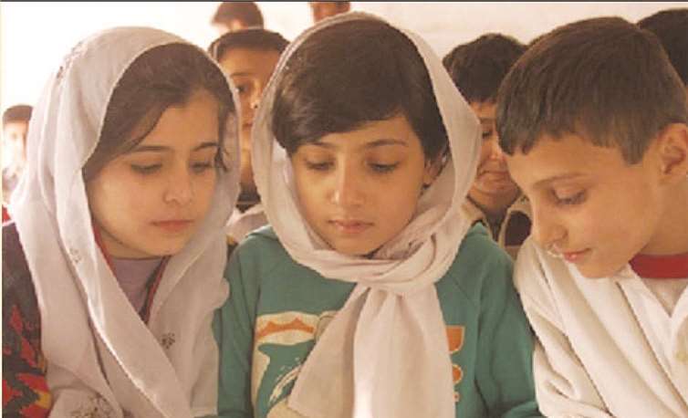 Afghanische Mädchen in einer der modernen Schulen.