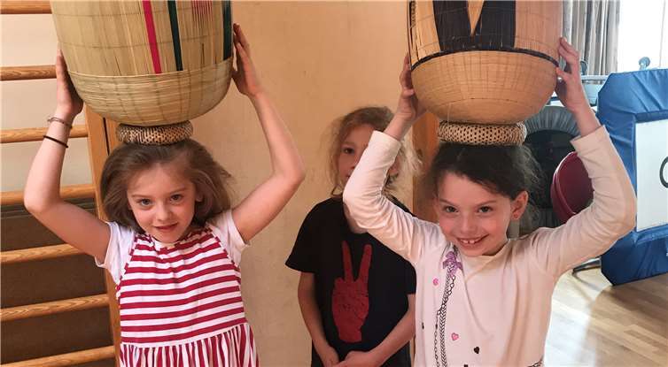 Afrika spielerisch erfahren mit dem Afrika-Mobil.