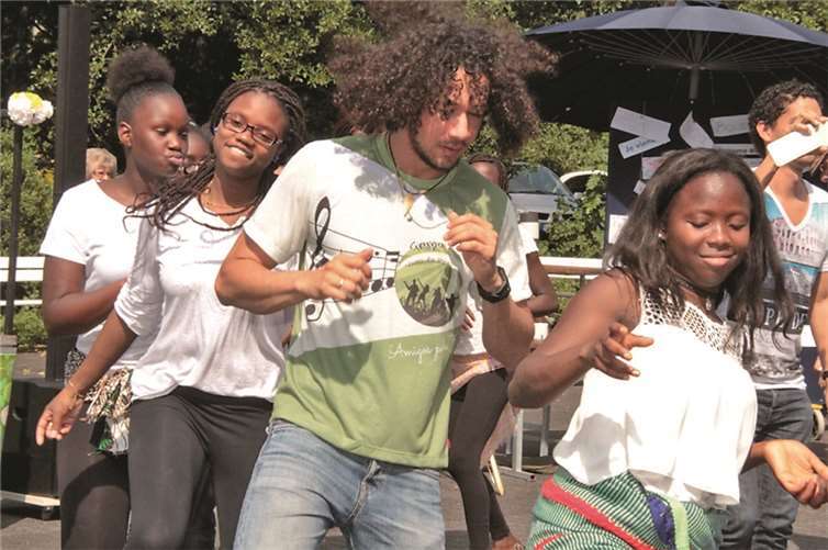 Afrikanische Gesänge und Tänze erfreuten die Besucher und animierten zum Mitmachen. -AND-