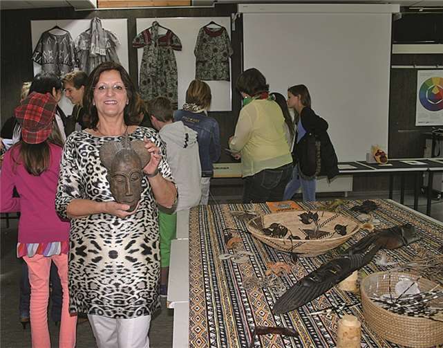 Afrikanische Masken, Kleidung und mehr wurden präsentiert.RÜ