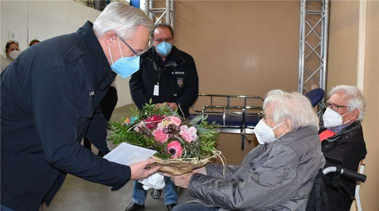 Agatha Puderbach wird zum 100.Geburtstag geimpft und erhält Blumen vom Landrat. Quelle: Kreisverwaltung