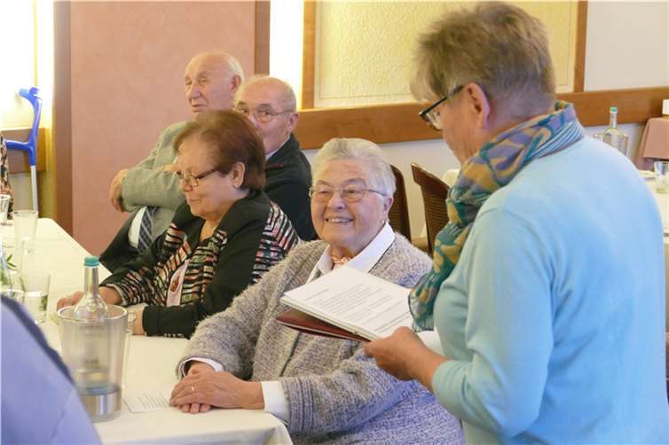 Agens Friesenhahn als amtierende Vorsitzende des Chors hielt die Laudatio auf das außergewöhnliche Engagement der Geehrten.Foto: Otmar Kretzer