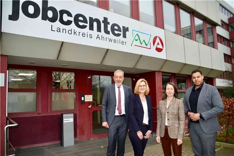 Agenturleiter Frank Schmidt (links) und Landrätin Cornelia Weigand (2. von rechts) begrüßen Sibylle Weiler als neue Leiterin des Jobcenters Ahrweiler. Als Stellvertreter steht ihr David Goka zur Seite.  Foto: Jobcenter Ahrweiler
