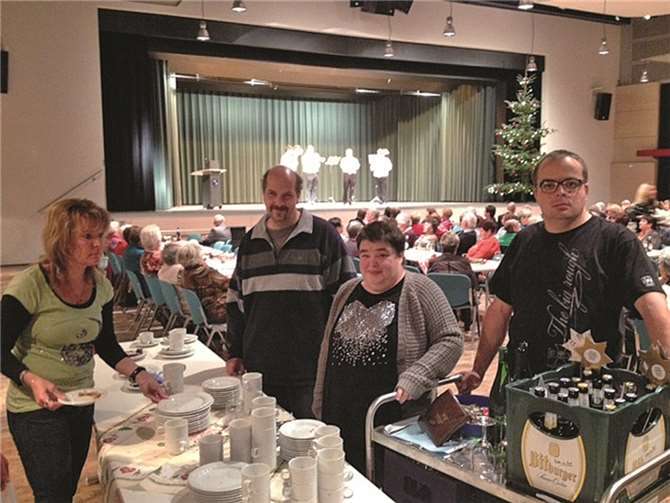 Agnes Benz, Rudi Schäfer, Christa Schmitt und Markus Gorges, Mitglieder des Lokalen Teilhabekreises „Polch verbindet“, halfen bei der Veranstaltung für Senioren im Polcher Forum mit.Caritas Zentrum