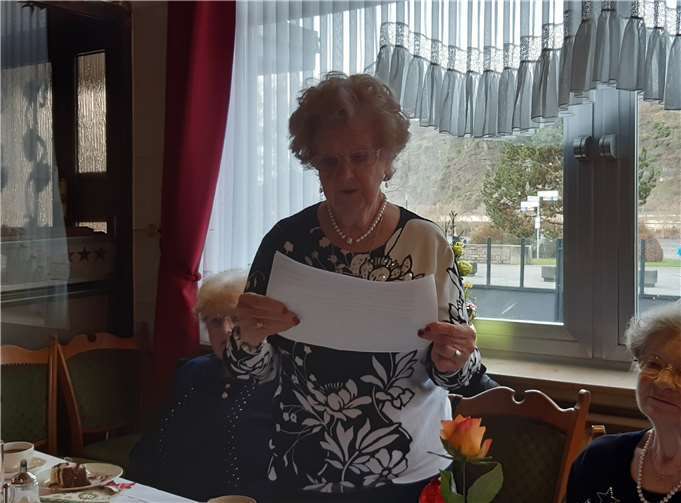 Agnes Jung trug eine wunderbare Geschichte über den Lebenslauf eines Schneeflöckchens im Winterwald vor.