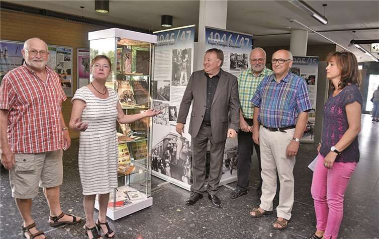 Agnes Menacher (2.v.l.) hat die Ausstellung zum Kriegsende vor 70 Jahren federführend konzipiert. Die Präsentation ist derzeit im Foyer der Kreisverwaltung Ahrweiler zu sehen (Willmstraße 24 - 30).Hans-Jürgen Vollrath