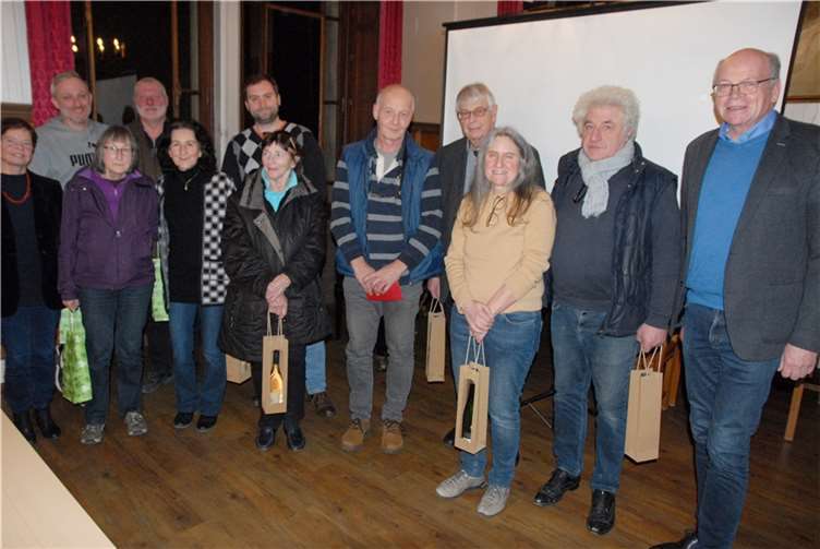 Agnes Menacher (ganz links) und Hardy Rehmann (rechts) ehrten aktive Vereinsmitglieder für ihren Einsatz in Museum und im Denkmalverein.  Foto: Denkmalverein/Matthias Röcke
