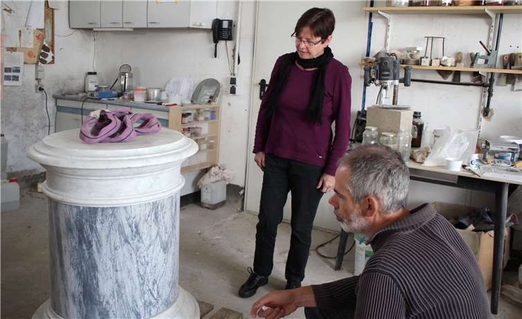 Agnes Menacher und Olaf Pung betrachten den neu erstrahlenden Sockel. Fotos: HG