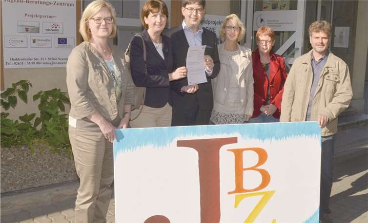 Agnes Ulrich, Leiterin der Abteilung Soziales der Kreisverwaltung Neuwied, Hildegard Person-Fensch, Leitende Regierungsdirektorin des Landkreises, Michael Mang, Beigeordneter der Stadt Neuwied, Klaudia Krämer, Geschäftsführerin JBZ, Kriemhild Seegers, Geschäftsführerin JBZ und Jürgen Gügel, Leiter der Abteilung Jugendförderung der Stadt. privat