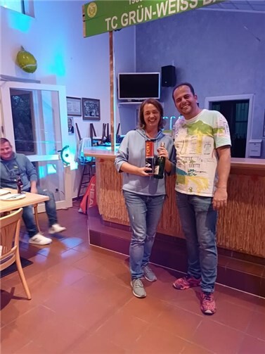 Tennis, Spaß und Sieg: Erfolgreiches 2. Hobbyturnier Agnes Weber und Felix Probst.