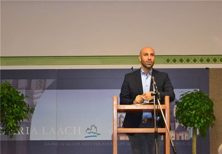 Ahmad Mansour erzählte in Maria Laach von seinem Ankommen in Deutschland und wie er unpolitisch motiviert in einer radikalen muslimischen Gruppe ein Stück Heimat fand.Foto: privat