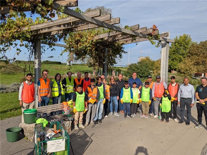 Ahmadiyya Gemeinde und Freiwillige beim Cleanup.  Foto: Frank Schneider